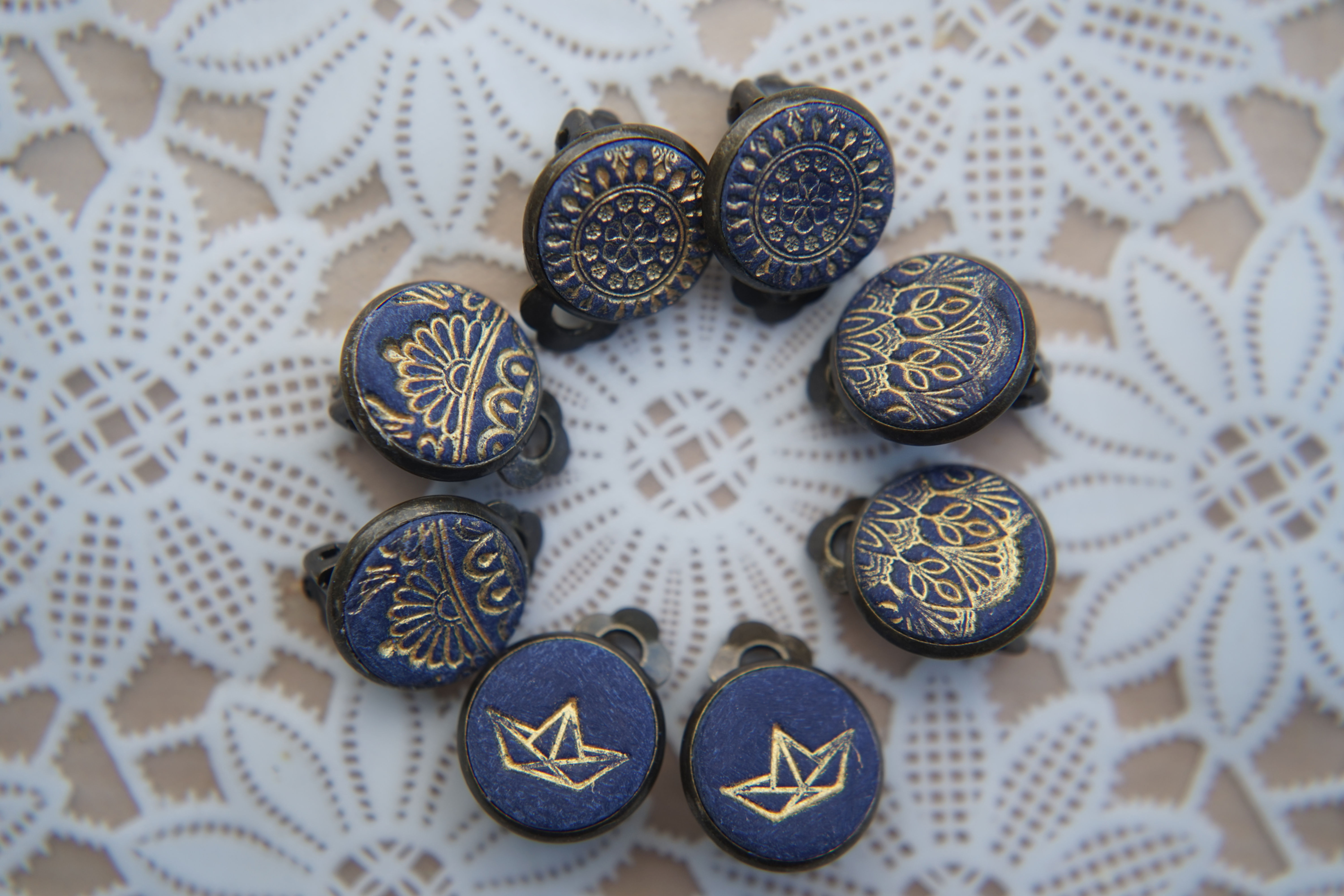 Kleine Ohrclips mit dunkelblau-goldenem Cabochon
