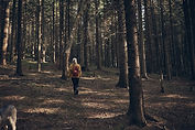 Femme qui marche en forêt
