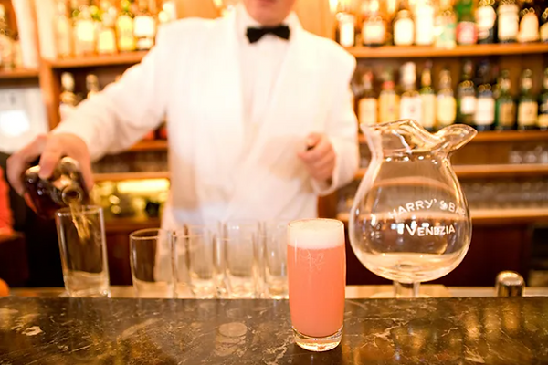 Bartender-Making-Drinks