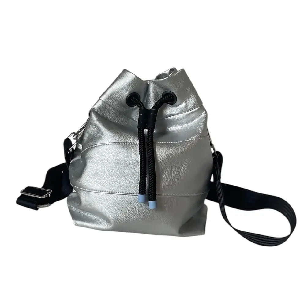 Eine metallic-silberne Beuteltasche mit strukturierter Oberfläche, ausgestattet mit einem schwarzen Kordelzug mit hellblauen