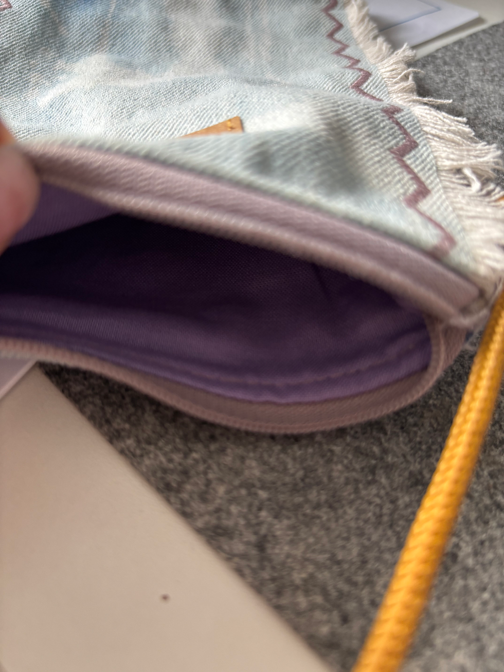 Thumbnail: Man sieht das Innenfutter der Tasche.