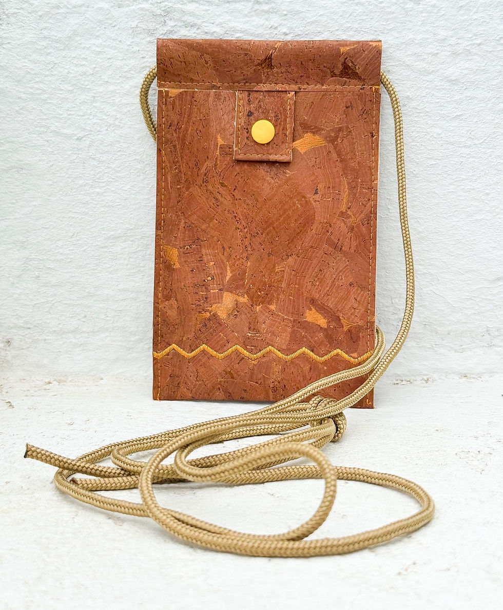 Miniaturbild: Handytasche aus Kork in Cognac Vorderansicht