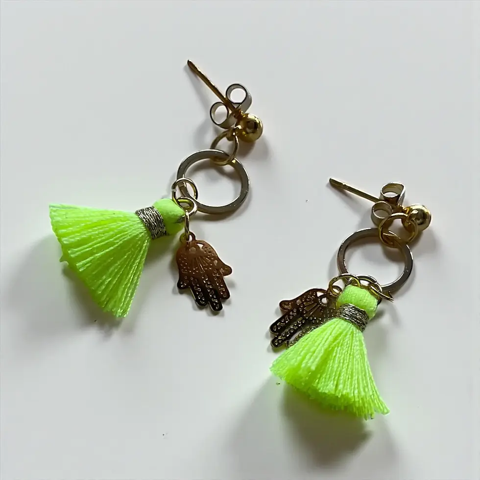 Miniaturbild: Bunte Ohrstecker mit Charm und Quaste