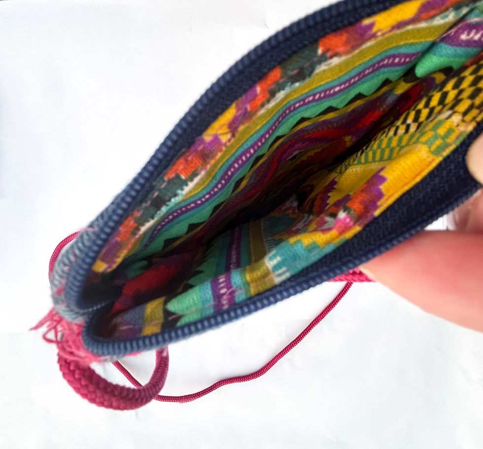 Thumbnail: Man sieht das bunte Innenfutter der Tasche.