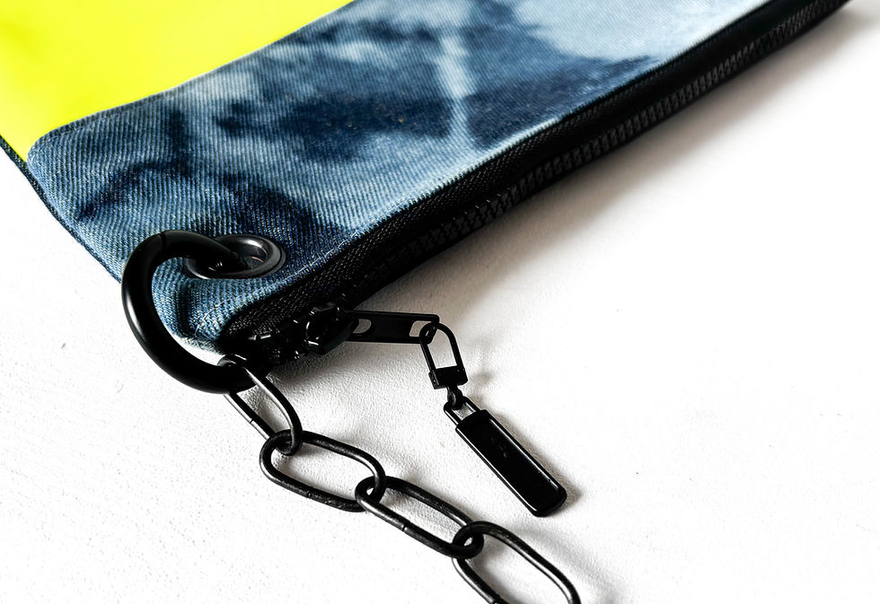 Thumbnail: Denim Clutch mit Statement-Kette "NIGHT SHIFT"