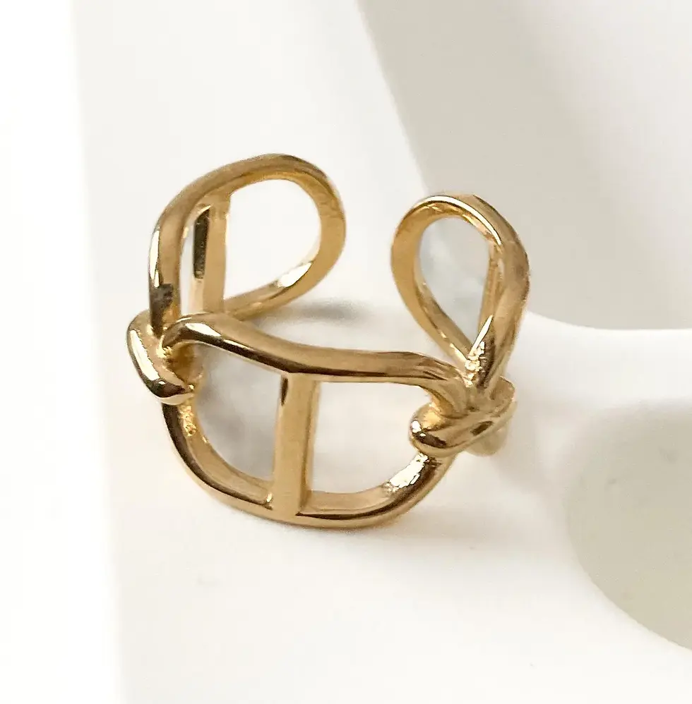 Ein goldfarbener offener Ring mit einem einzigartigen Design. Der Ring hat eine Reihe von verbundenen Schlaufen und einen Mit