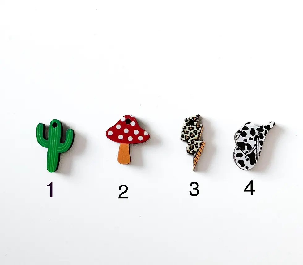Thumbnail: Bunte Ohrstecker mit Charm und Quaste