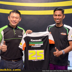 Azlan-Shah-signs-Chia-Motor-PJ-Kawasaki-MSC-2018_1.jpeg