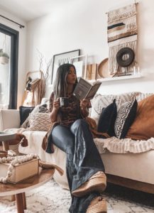 mulher decoradora morena sentada em sofá designer x decorador blog projetando encontros cozinha inefável