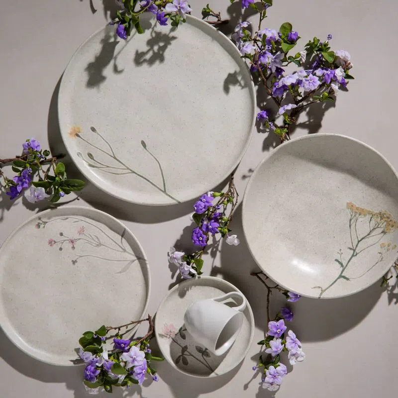 Prato em cerâmica branco com flor em mesa posta estilo provençal 