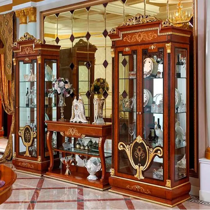 cristaleira de madeira com detalhes esculpidos em ouro portas de vidro e espelhos Cristaleiras na Decoração: Elegância e Charme para sua Sala de Jantar blog projetando encontros cozinha inefável