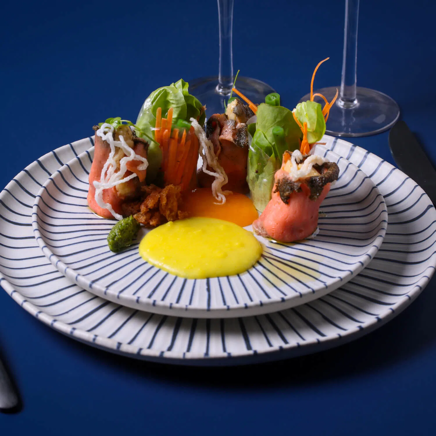 Pratos em Cerâmica branco com riscos azuis com maravilhosa salada colorida estilo provençal