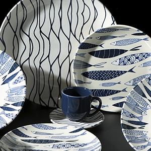 aparelho de jantar em cerâmica branca com desenhos de peixes em azul linha al mare porto brasil blog projetando encontros cozinha inefável 