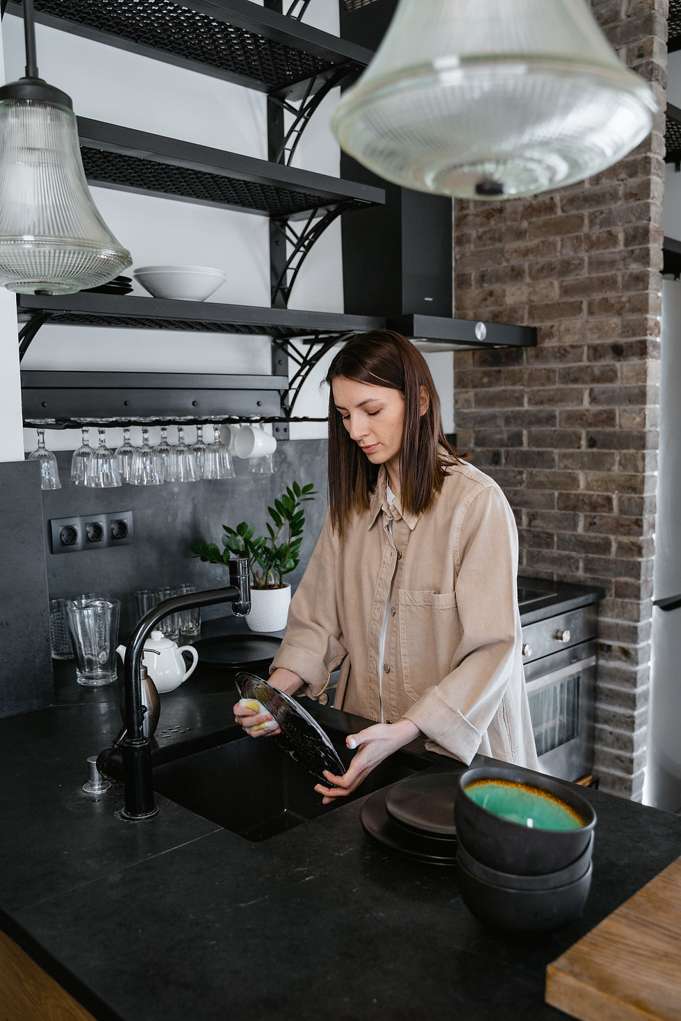 mulher lavando louças de cerâmica blog projetando encontros cozinha inefável
