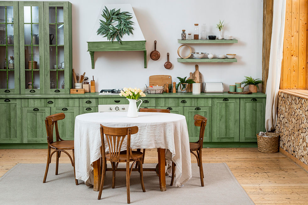 Cozinha estilo provençal armários em tons verde pastel e parede branca bancada com utensílios de cozinha a mostra.