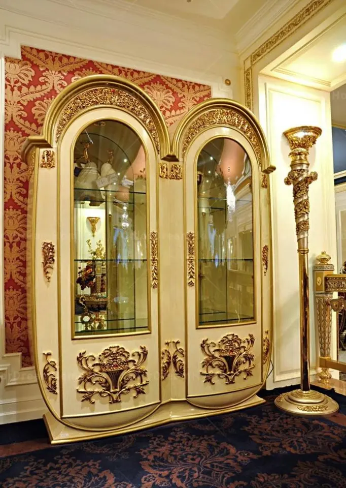 cristaleira de madeira com detalhes esculpidos em ouro Cristaleiras na Decoração: Elegância e Charme para sua Sala de Jantar blog projetando encontros cozinha inefável