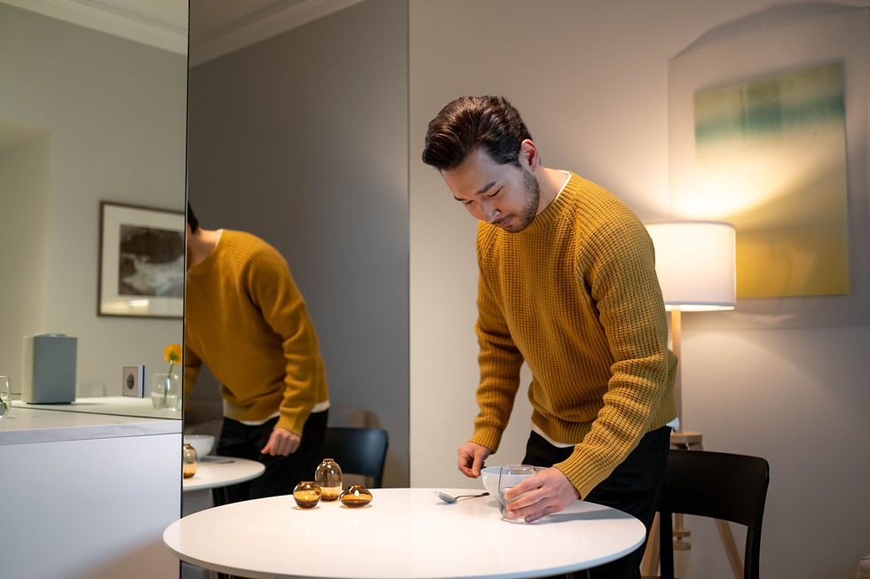 sala de jantar pequena com espelho na parede e um homem de blusa amarela blog projetando encontros