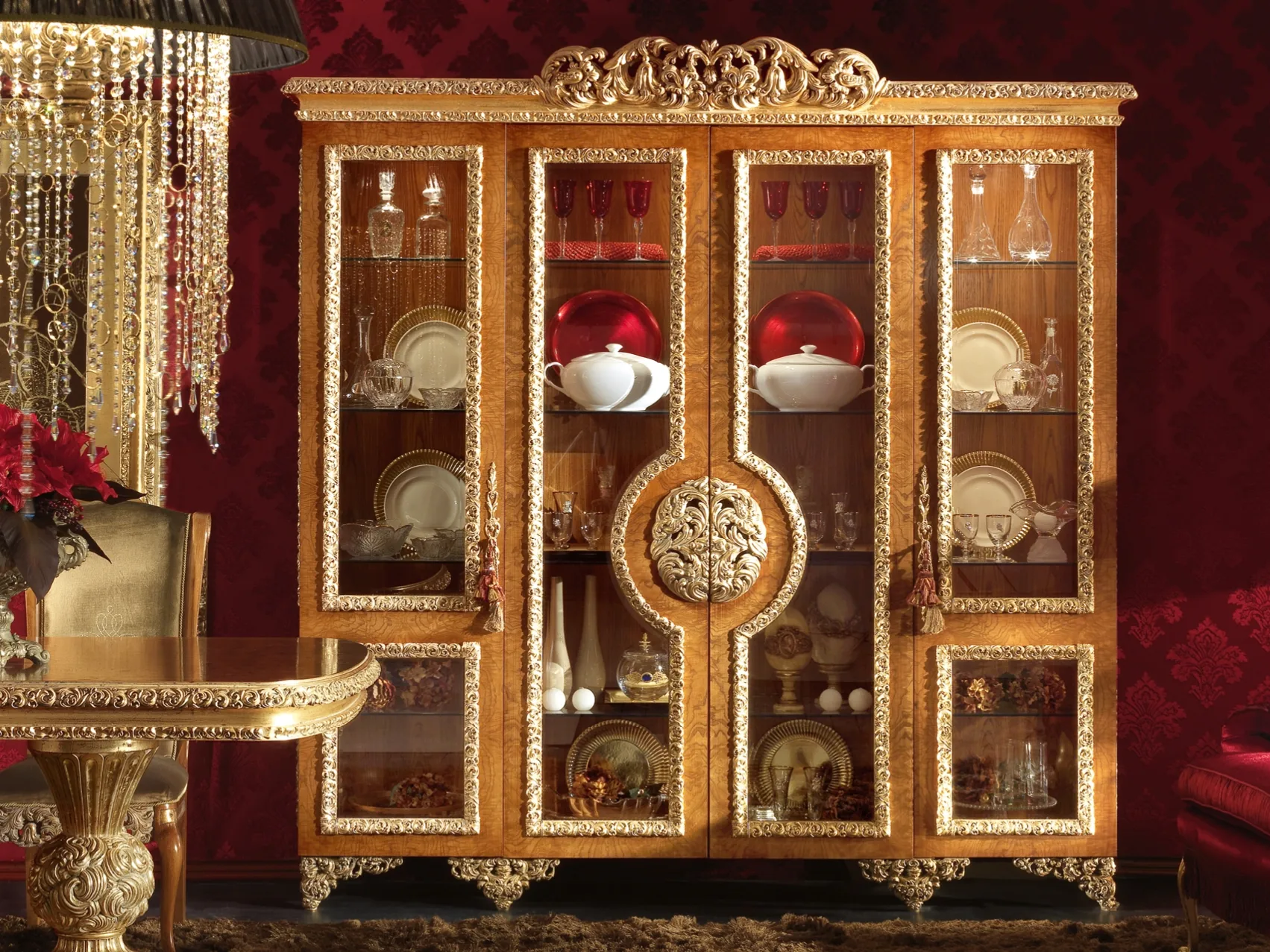 cristaleira de madeira com detalhes esculpidos em ouro Cristaleiras na Decoração: Elegância e Charme para sua Sala de Jantar blog projetando encontros cozinha inefável