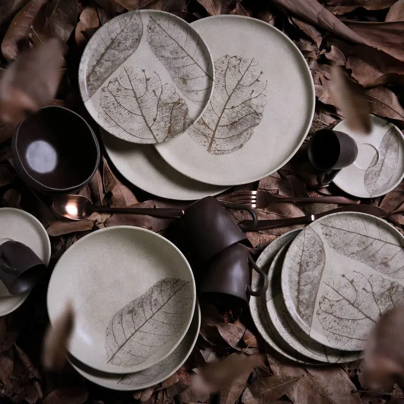 aparelho de jantar em cerâmica cor creme com estampa de folha seca em marrom linha bio stoneware outono porto brasil blog projetando encontros cozinha inefável