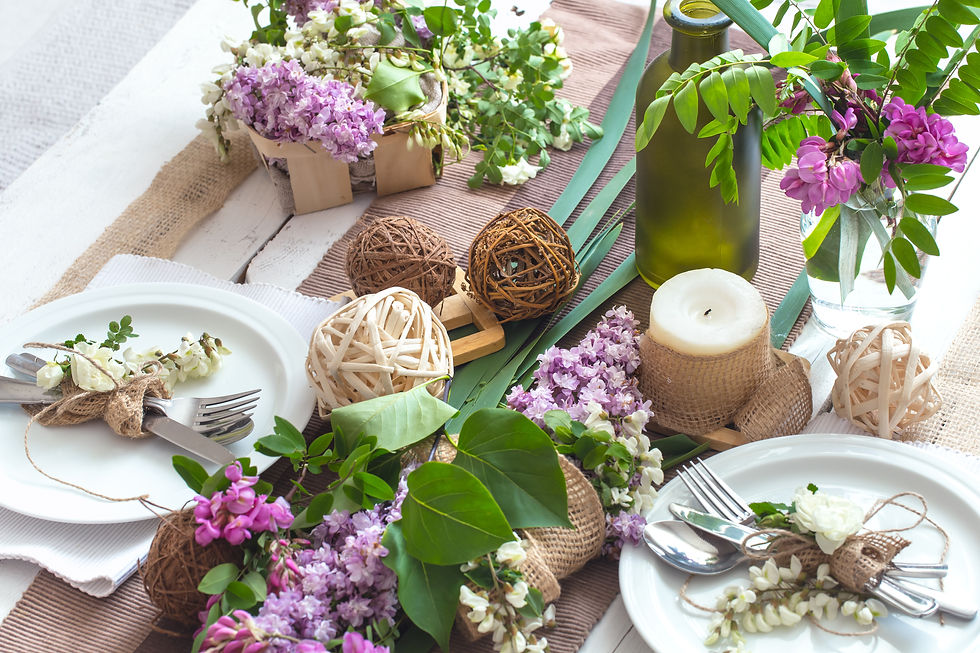 mesa posta estilo provençal madeira rustica prato com talheres e flores sobre a mesa