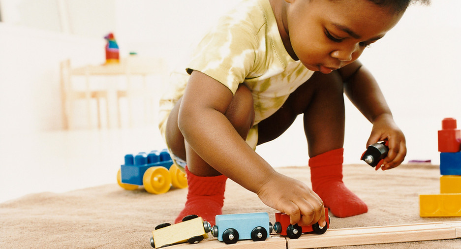 Enfant_jouant_avec_une_locomotive