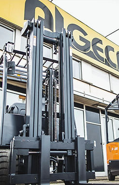 Sede operativa Algecar con carrelli elevatori per servizi di logistica industriale