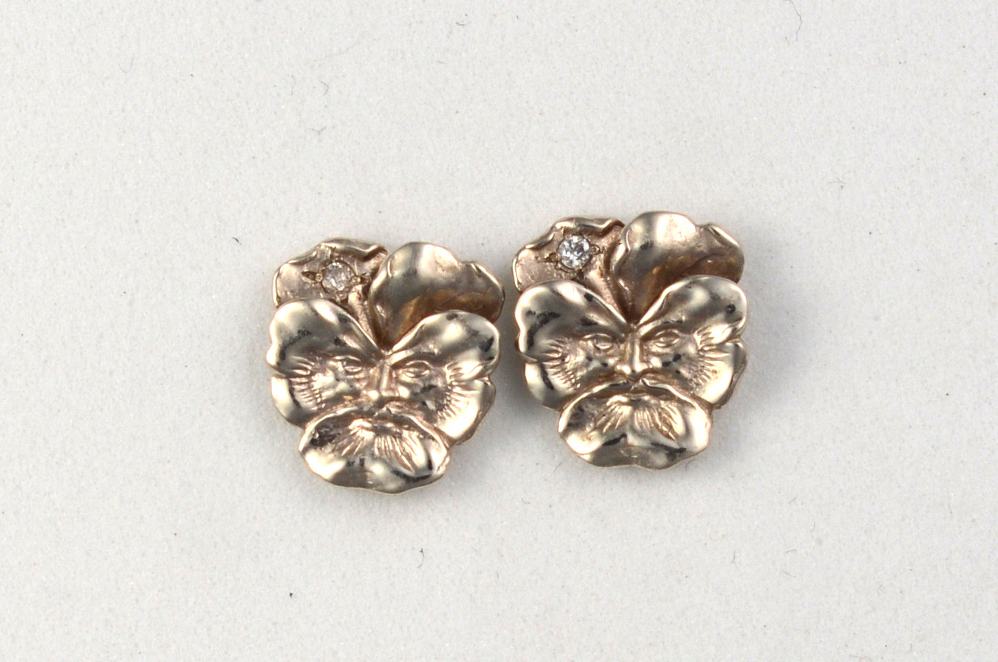 14k Smiling Man Clover Earrings