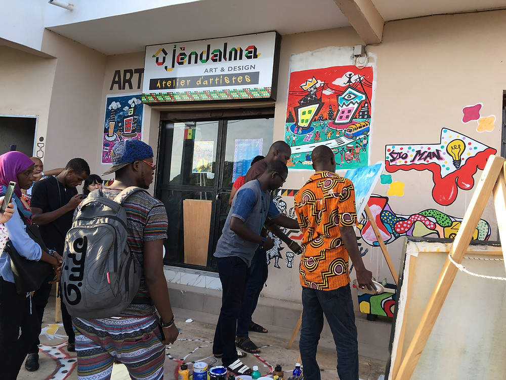 Une performance collective en direct devant les spectateurs de la "Street expo" du collectif "Les Fous de Dakar"