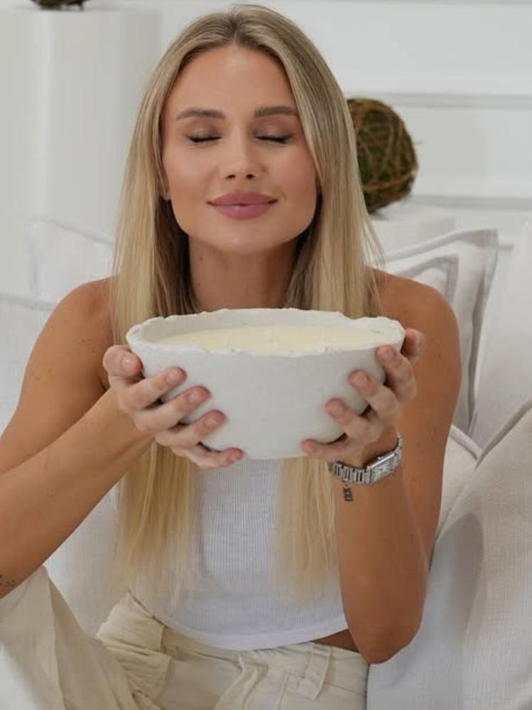 Eries soy wax candle arabian night smell in girls arms