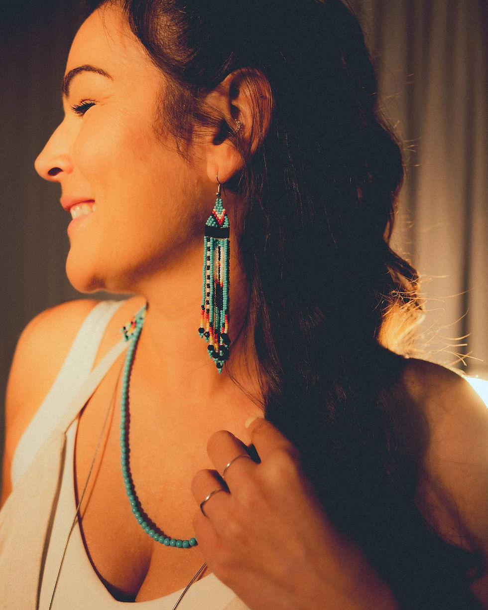 Boucles d’oreilles en perlage – Ancrage aux racines