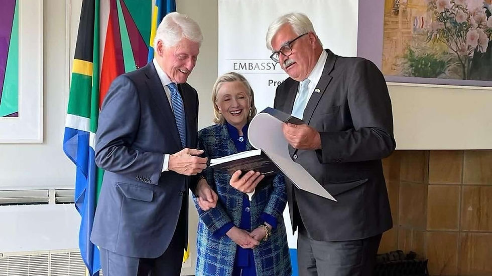 Håkan Juholt bjuder Bill Clinton på sill