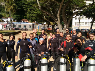 Vinte mergulhadores no Dia de Limpeza na Praia Vermelha