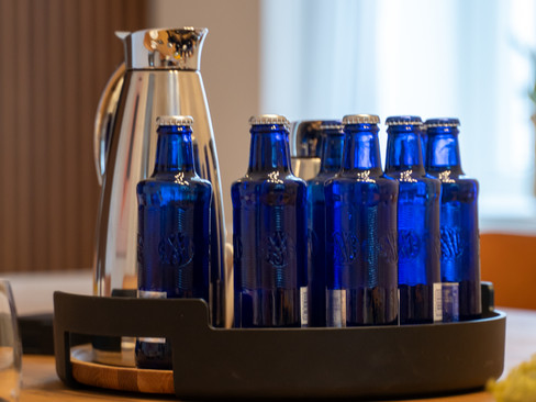 Wasserflaschen auf Tisch