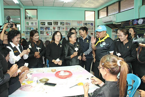 กล่องสีขาว.jpg