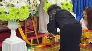 สุดเศร้า แม่ “เต้ ดราก้อนไฟว์” ร่ำไห้รดน้ำศพลูกชาย เคาะโลงเรียกลูกครั้งสุดท้าย
