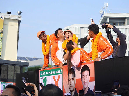 กล่องสีขาว.jpg