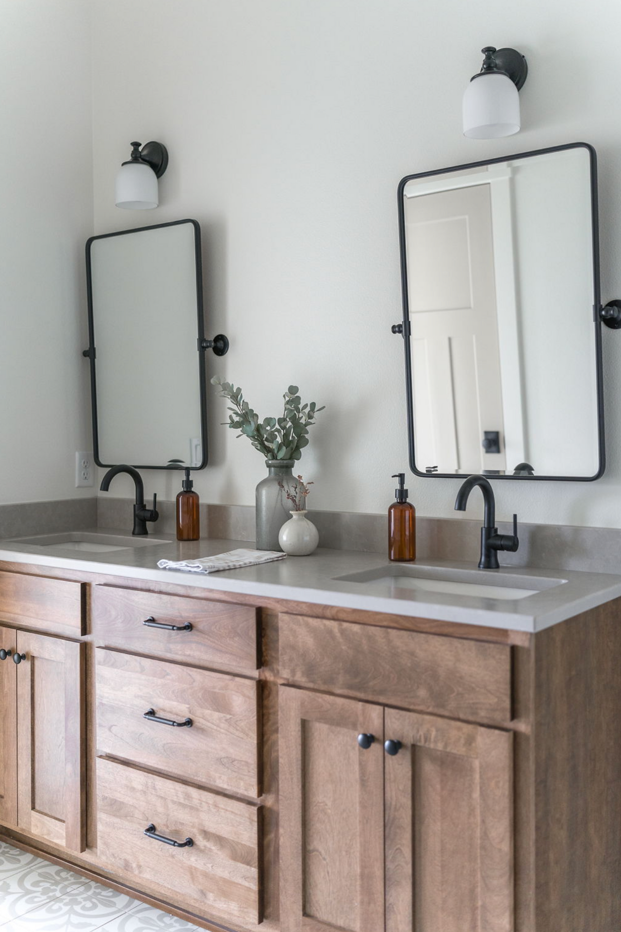 double vanity with pivoting mirrors