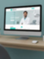 Monitor exibindo site com presença online profissional.