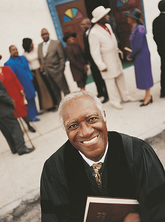 Pastor sorridente ao ar livre