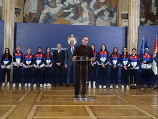 ZASTAVE SRBIJE I CVEĆE BOKSERKAMA OD PREDSEDNIKA VUČIĆA UOČI STARTA SVETSKOG PRVENSTVA U NIŠU