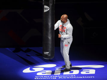 Јавни тренинг председника АИБА Умара Кремлева и Роја Џонса Јуниора у малој Штарк Арени