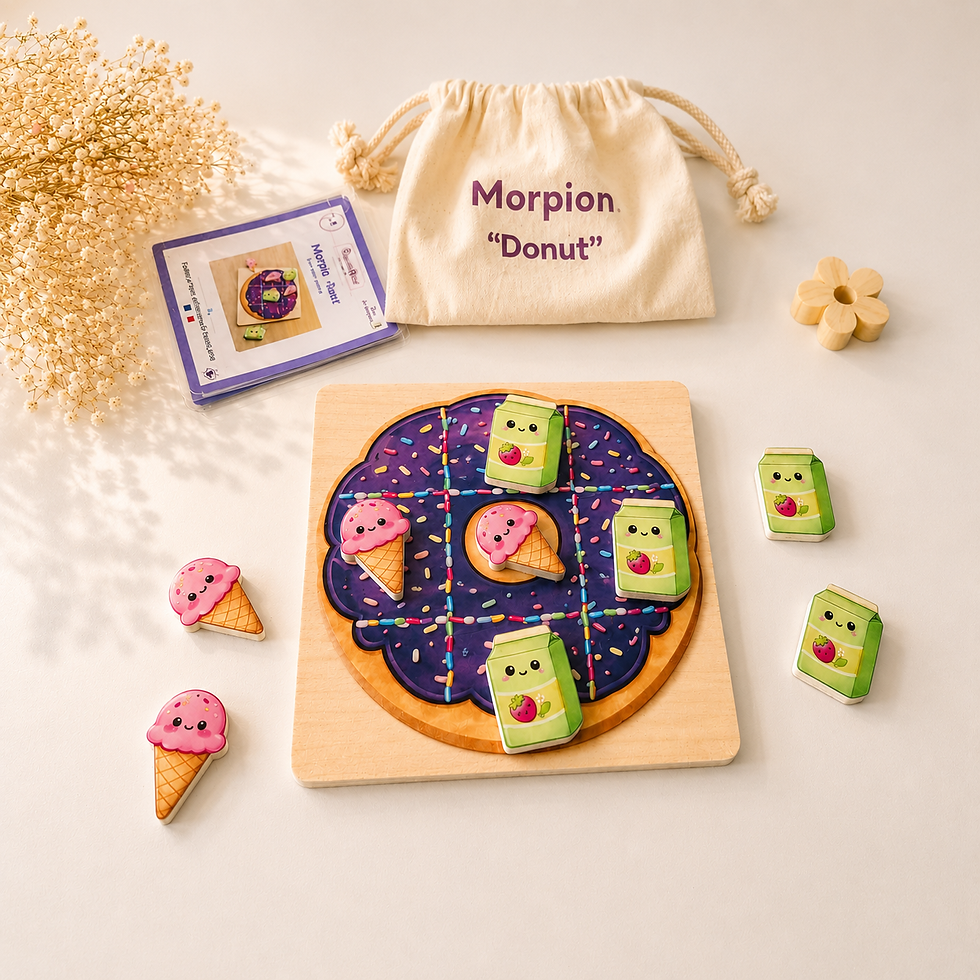 jeu de morpion en bois carré avec un visuel de donut avec des pions glace et boisson avec le pochon pour le rangement