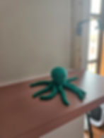 Jouet poulpe vert sur table