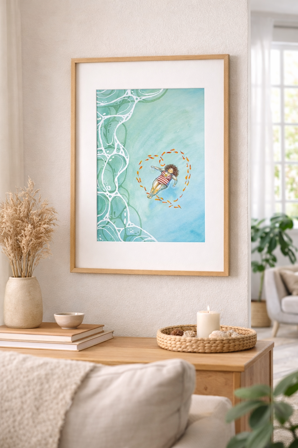 Aquarellillustration einer Frau im rot-weiß-gestreiften Badeanzug, sie lässt sich im Wasser treiben und lächelt