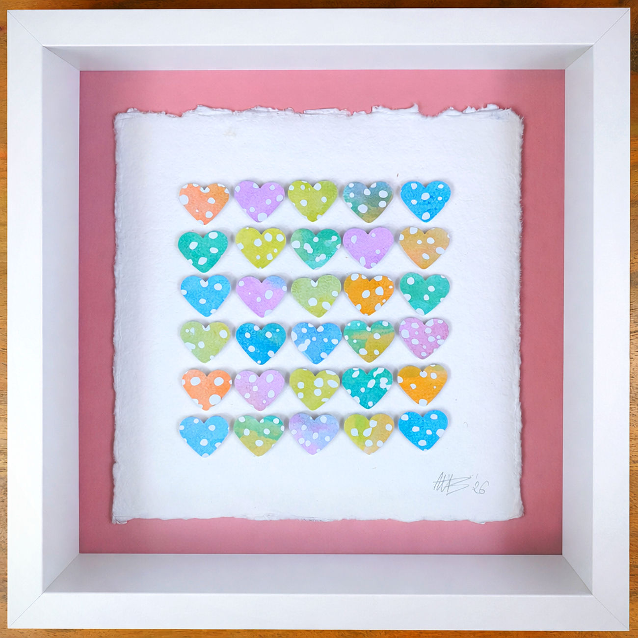 3D-Collage mit Papierherzen in Pastellfarben mit weißen Punkten