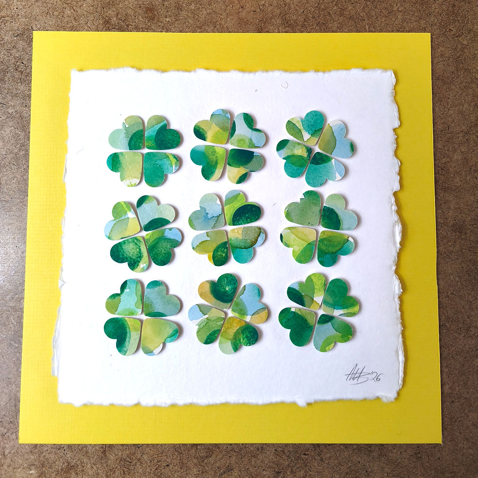 Miniaturbild: Vierblättrige Kleeblätter aus Papier geschnitten in Grüntönen auf Büttenpapier