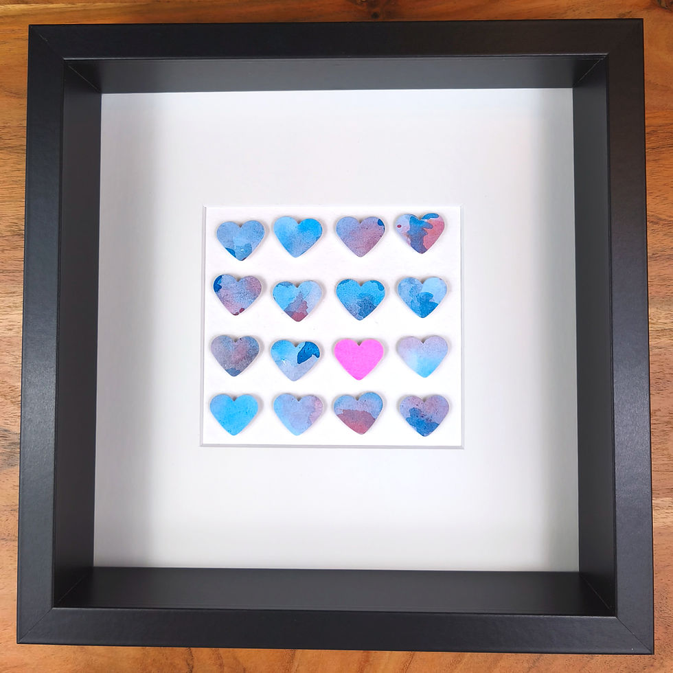 3D-Collage mit Herzen aus Papier in blauen Aquarellfarben, ein Herz ist Neonpink