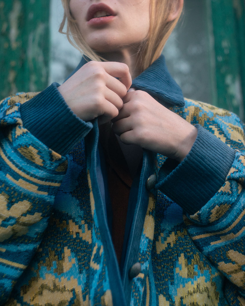 Miniatura: Kurtka z pięknej niebiesko - zółtej tkaniny żakardowej