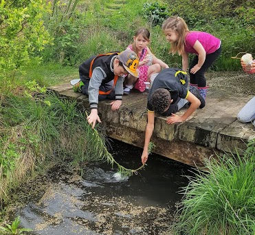 KidsOwn Holiday Club visits local fishing lake