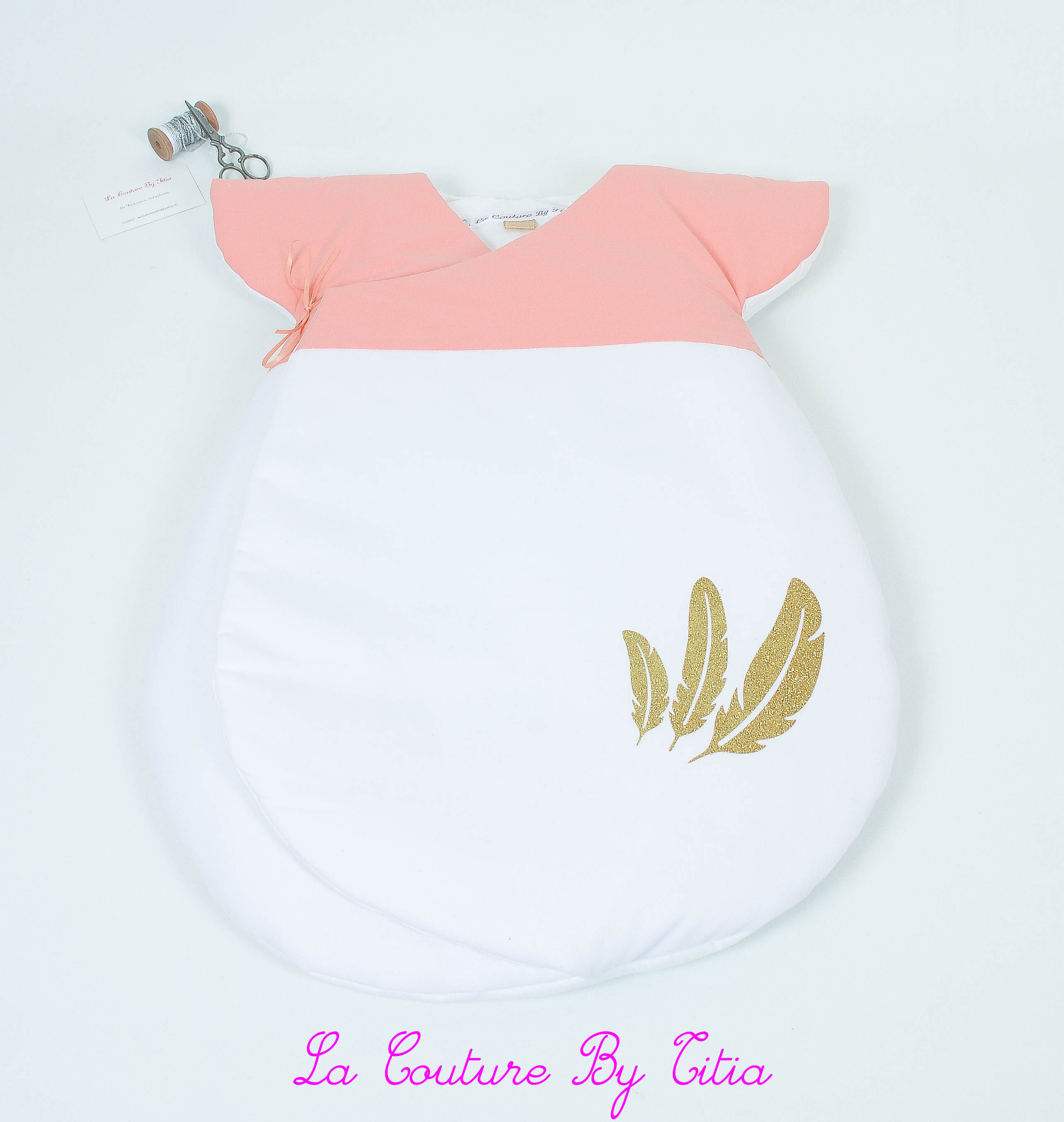 Turbulette gigoteuse japonisante blanc corail et plumes or